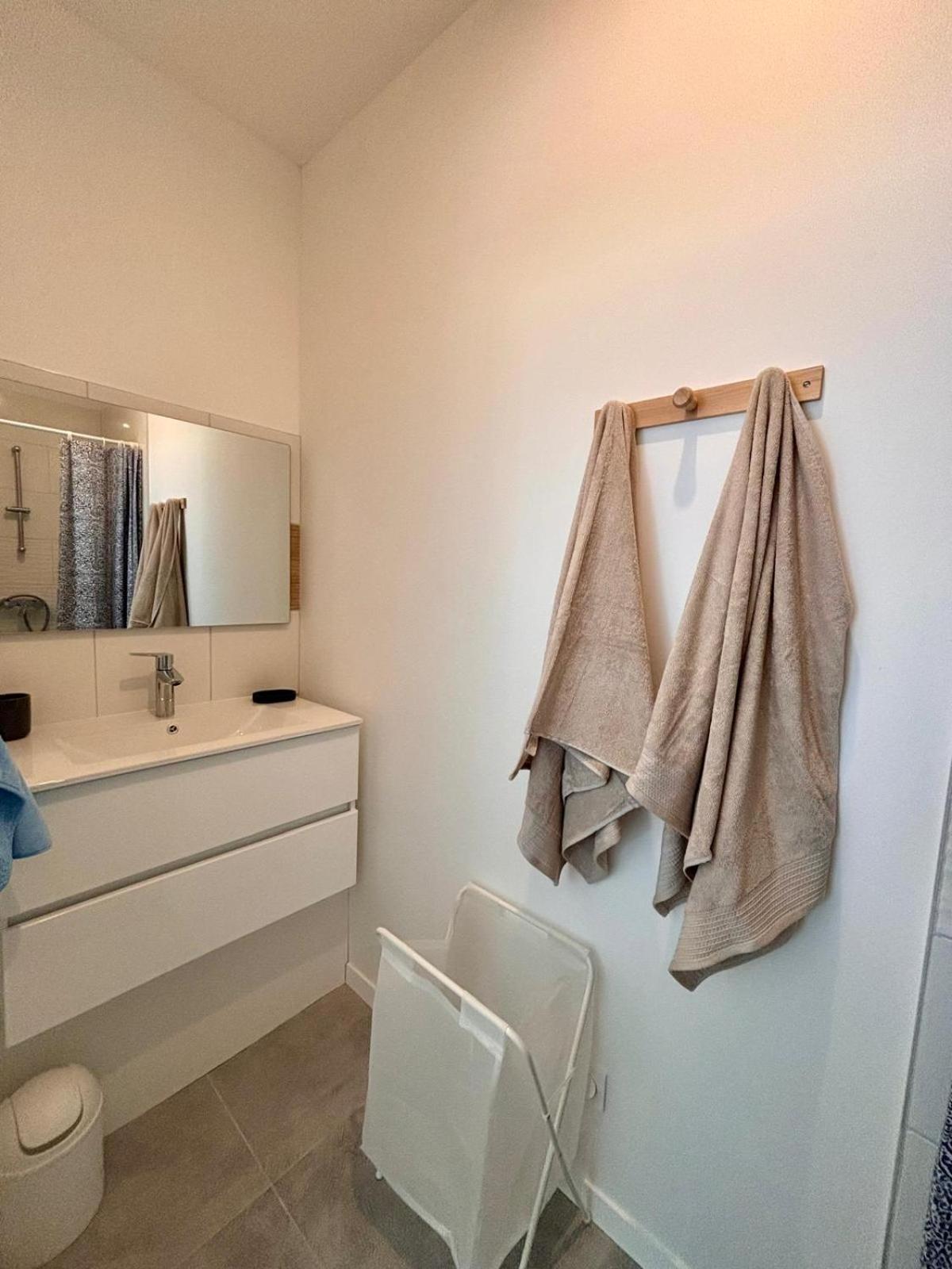 Maison Privee, Calme, Parking, Jardin * Reviers