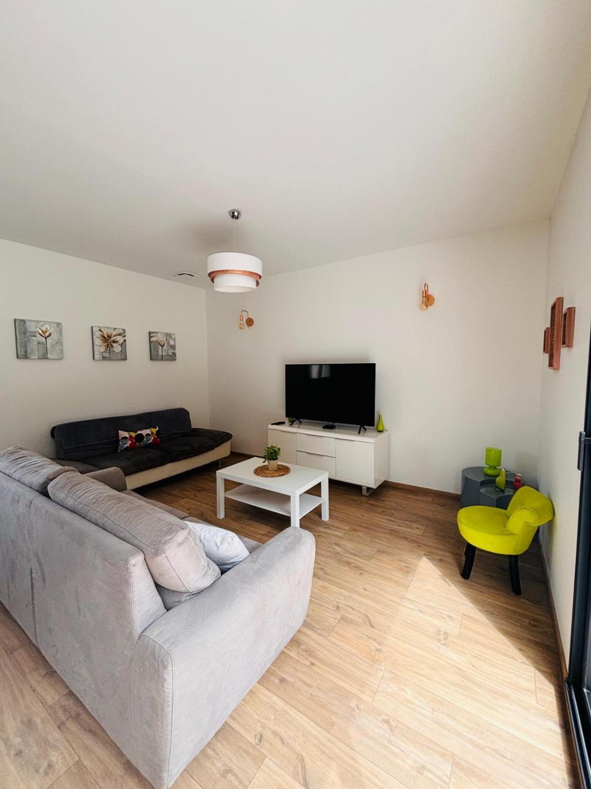 Villa Maison Privee, Calme, Parking, Jardin Reviers